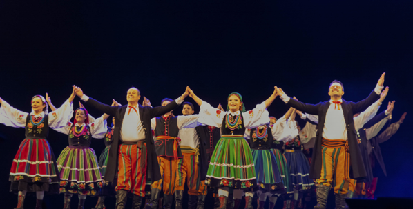 Esse é um dos eventos que nos lembram da força que a diversidade tem na construção da identidade do Paraná. Ver tantas culturas reunidas, compartilhando suas histórias e tradições no mesmo palco, é emocionante. É uma grande alegria apoiar esse festival e contribuir para que esse encontro siga vivo e cada vez mais forte.