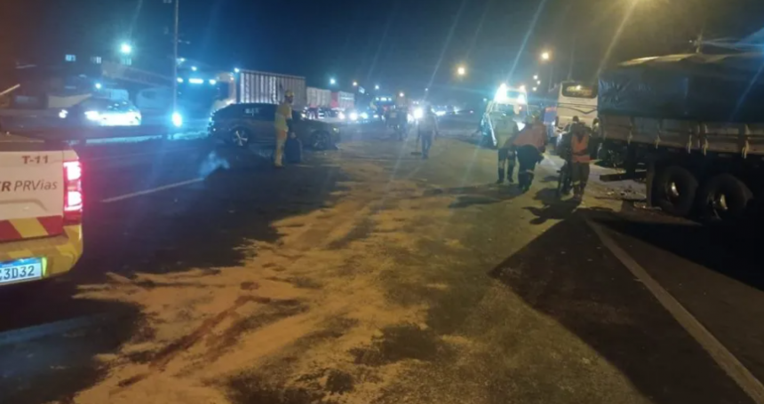 A colisão em série ocorreu por volta das 16h49, no km 488, e mobilizou uma operação integrada entre Samu, Corpo de Bombeiros, Siate e PR Vias.