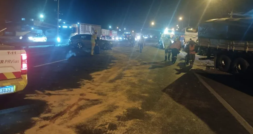 A colisão em série ocorreu por volta das 16h49, no km 488, e mobilizou uma operação integrada entre Samu, Corpo de Bombeiros, Siate e PR Vias.