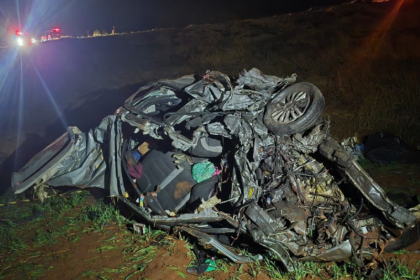 A colisão frontal envolveu um caminhão carregado de milho e um carro, onde estavam as cinco vítimas.