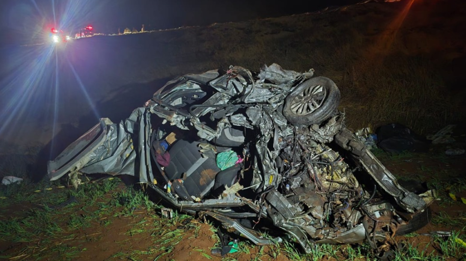 A colisão frontal envolveu um caminhão carregado de milho e um carro, onde estavam as cinco vítimas.