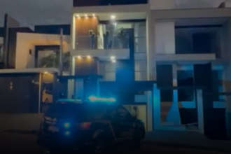 O principal investigado possui longo histórico criminal, com condenação definitiva pela 2ª Vara Criminal de Maringá a pena de 20 anos e 2 meses de reclusão pelos crimes de tráfico de drogas, associação para o tráfico e lavagem de dinheiro.