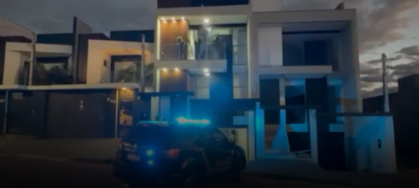 O principal investigado possui longo histórico criminal, com condenação definitiva pela 2ª Vara Criminal de Maringá a pena de 20 anos e 2 meses de reclusão pelos crimes de tráfico de drogas, associação para o tráfico e lavagem de dinheiro.