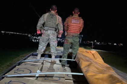Equipes policiais receberam informações de que um caminhão estaria transitando pela rodovia estadual PR-467 sentido Cascavel e possivelmente sendo utilizado para transporte de ilícitos.