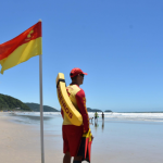 O Corpo de Bombeiros Militar do Paraná (CBMPR), em parceria com a Sociedade Brasileira de Salvamento Aquático.