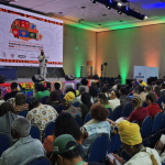 O evento reuniu cerca de 400 participantes entre representantes do poder público, lideranças comunitárias, movimentos sociais, especialistas e integrantes de comunidades negras, quilombolas, indígenas, ciganas e demais povos tradicionais.