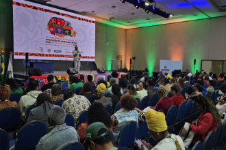 O evento reuniu cerca de 400 participantes entre representantes do poder público, lideranças comunitárias, movimentos sociais, especialistas e integrantes de comunidades negras, quilombolas, indígenas, ciganas e demais povos tradicionais.