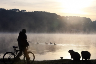 Entre os locais mais frios do estado, destaque para Fazenda Rio Grande, com apenas 2,1 °C, e Pinhão, que amanheceu com 2,5 °C.