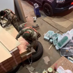 Ele foi encontrado em um barracão usado para depósito de droga. No total, 1,9 tonelada de maconha foi apreendida.