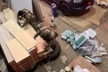 Ele foi encontrado em um barracão usado para depósito de droga. No total, 1,9 tonelada de maconha foi apreendida.