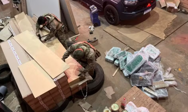 Ele foi encontrado em um barracão usado para depósito de droga. No total, 1,9 tonelada de maconha foi apreendida.