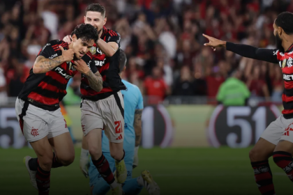 No clássico, Renato Gaúcho escalou o Fluminense com foco em contra-ataques, e o primeiro tempo foi equilibrado.