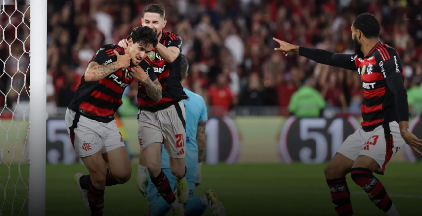 No clássico, Renato Gaúcho escalou o Fluminense com foco em contra-ataques, e o primeiro tempo foi equilibrado.