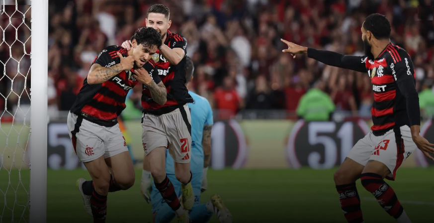 No clássico, Renato Gaúcho escalou o Fluminense com foco em contra-ataques, e o primeiro tempo foi equilibrado.