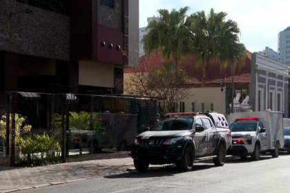 De acordo com a polícia, o crime foi na noite de sábado (19), mas a descoberta foi na manhã de domingo, após uma criança, que mora no apartamento de baixo, notar sangue escorrendo pela parede.