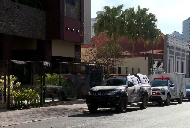De acordo com a polícia, o crime foi na noite de sábado (19), mas a descoberta foi na manhã de domingo, após uma criança, que mora no apartamento de baixo, notar sangue escorrendo pela parede.