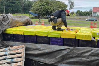 Na abordaem feita pelo Batalhão da Polícia Rodoviária (BPRv) na PR-492 em Rondon , além de 140 fardos de maconha, foram constatados indícios de adulteração nos sinais identificadores do veículo, indicando de que possa ser oriundo de furto ou roubo.