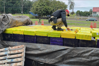 Na abordaem feita pelo Batalhão da Polícia Rodoviária (BPRv) na PR-492 em Rondon , além de 140 fardos de maconha, foram constatados indícios de adulteração nos sinais identificadores do veículo, indicando de que possa ser oriundo de furto ou roubo.