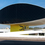 São oportunidades de um ambiente de diálogo entre o público e a equipe de educadores do MON. O valor da visita é R$ 20 por pessoa.