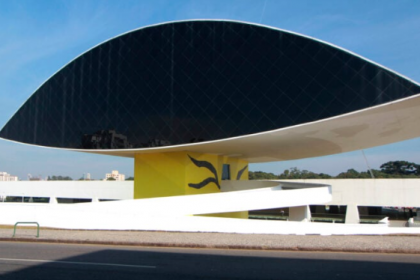 São oportunidades de um ambiente de diálogo entre o público e a equipe de educadores do MON. O valor da visita é R$ 20 por pessoa.