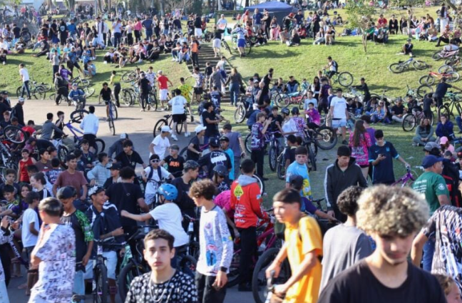 A movimentação começou por volta das 13h e seguiu até as 17h, com direito a manobras radicais.