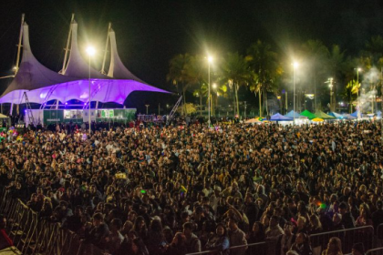 No último fim de semana de festividade, o ponto alto foi no sábado (19), quando a dupla sertaneja Thaeme e Thiago subiu ao palco principal e arrastou uma multidão.