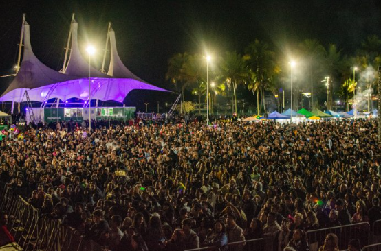 No último fim de semana de festividade, o ponto alto foi no sábado (19), quando a dupla sertaneja Thaeme e Thiago subiu ao palco principal e arrastou uma multidão.