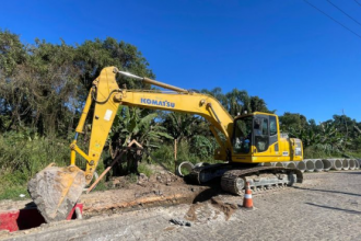 As obras envolvem a implantação do sistema de drenagem e manilhamento, essenciais para o escoamento adequado das águas pluviais.