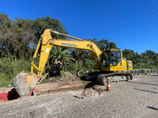 As obras envolvem a implantação do sistema de drenagem e manilhamento, essenciais para o escoamento adequado das águas pluviais.