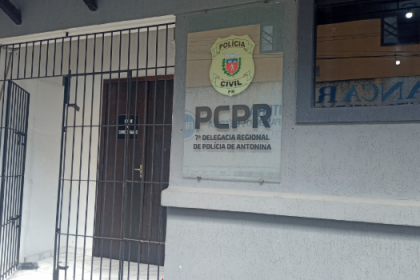 O suspeito realizava contato com as vítimas por meio de redes sociais, oferecendo valores em dinheiro para obter material de conteúdo sexual.