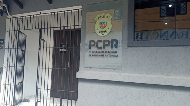 O suspeito realizava contato com as vítimas por meio de redes sociais, oferecendo valores em dinheiro para obter material de conteúdo sexual.