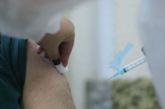 O Paraná já recebeu e distribuiu 4.358.000 doses de vacinas para os 399 municípios.