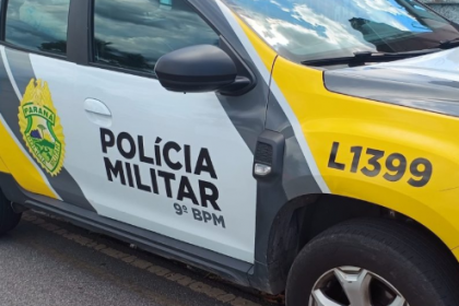 De acordo com o relato das vítimas, um indivíduo se aproximou em uma bicicleta e anunciou o assalto.