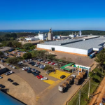 Um novo comunicado ampliou o número de afetados: mais 800 funcionários foram incluídos, sendo 50 da própria Jaguariaíva e 750 da planta de Telêmaco Borba.