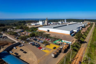 Um novo comunicado ampliou o número de afetados: mais 800 funcionários foram incluídos, sendo 50 da própria Jaguariaíva e 750 da planta de Telêmaco Borba.
