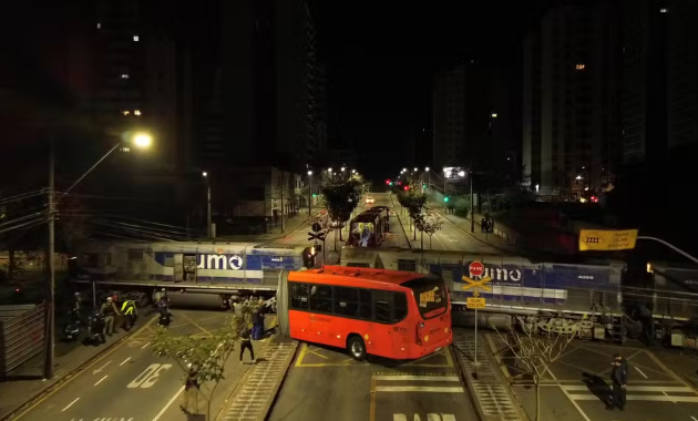 Das 11 vítimas, nove foram encaminhadas a hospitais de Curitiba e Região Metropolitana com ferimentos considerados leves a moderados.