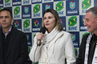 A chamada carreta do conhecimento está ao lado da Secretaria de Trabalho Emprego e Assuntos Sindicais, no centro da cidade. Esta é uma iniciativa do Programa Qualifica Paraná, do Governo do Estado, em parceria com o Senai Paraná e Prefeitura de Paranaguá.