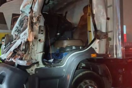 De acordo com a Polícia Rodoviária Federal (PRF), a batida envolveu um automóvel e três caminhões.
