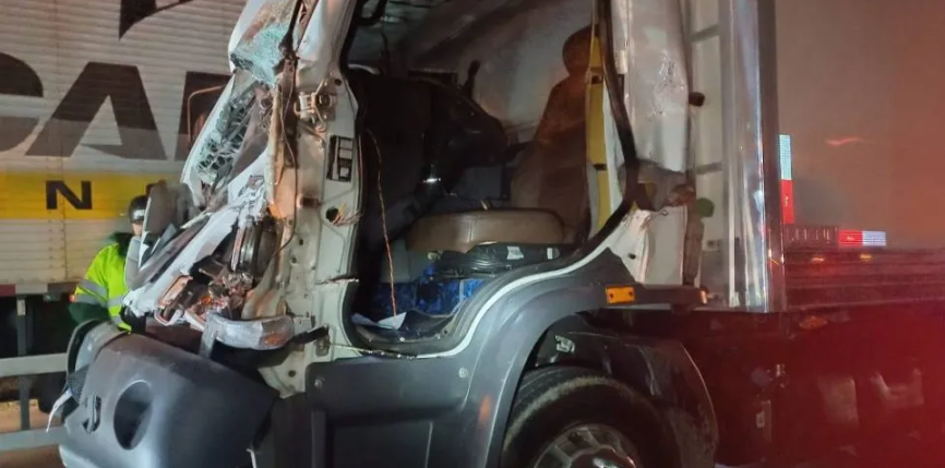 De acordo com a Polícia Rodoviária Federal (PRF), a batida envolveu um automóvel e três caminhões.