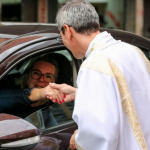 Das 8h às 19h, os motoristas recebem a bênção no Santuário Nossa Senhora de Guadalupe e de Jesus das Santas Chagas, no Centro.