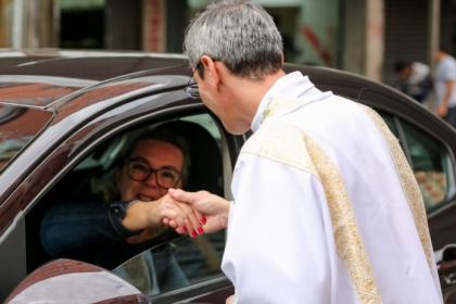 Das 8h às 19h, os motoristas recebem a bênção no Santuário Nossa Senhora de Guadalupe e de Jesus das Santas Chagas, no Centro.