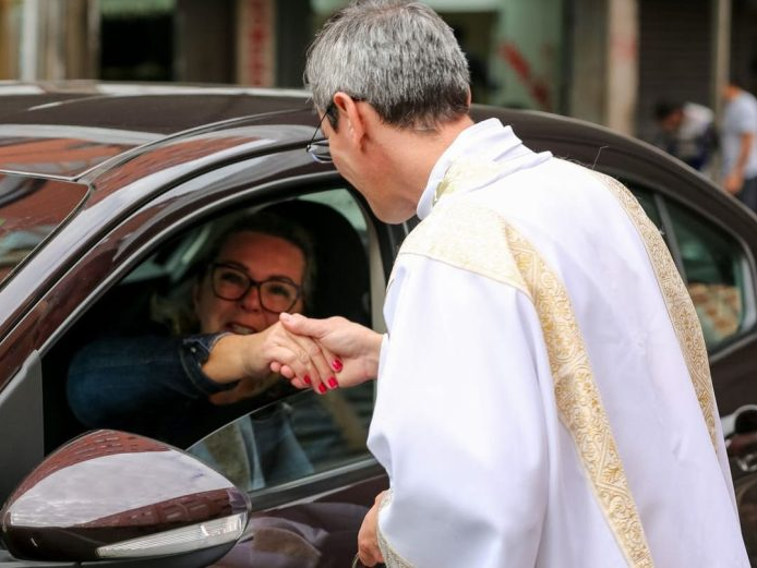 Das 8h às 19h, os motoristas recebem a bênção no Santuário Nossa Senhora de Guadalupe e de Jesus das Santas Chagas, no Centro.