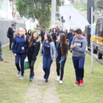 Neste semestre, os alunos de algumas escolas vão encontrar uma novidade: uniformes escolares gratuitos.