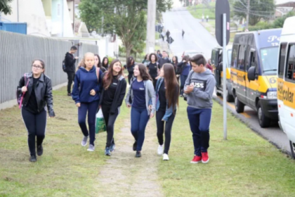 Neste semestre, os alunos de algumas escolas vão encontrar uma novidade: uniformes escolares gratuitos.