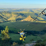 A tirolesa da Estância Pedra do Índio é considerada a maior do Paraná em extensão e permite uma vista única da Represa de Chavantes, parte do destino turístico Angra Doce.
