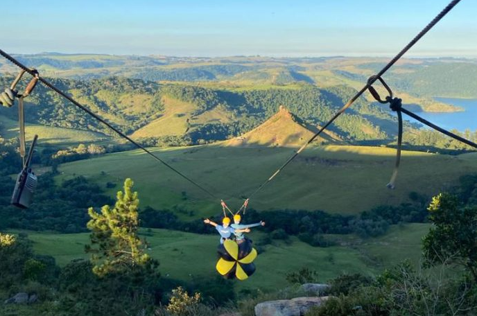 A tirolesa da Estância Pedra do Índio é considerada a maior do Paraná em extensão e permite uma vista única da Represa de Chavantes, parte do destino turístico Angra Doce.