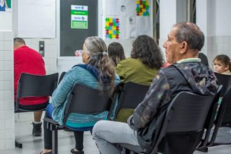 Ao todo, foram 595 atendimentos realizados entre consultas, vacinas, exames e entrega de medicamentos.