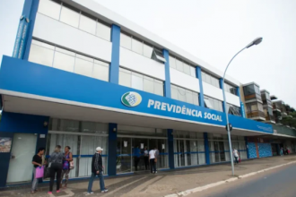 Para ter direito a aderir ao acordo, quem foi lesado pelas associações envolvidas no esquema deverá entrar em contato diretamente com o INSS, por meio dos canais de atendimento do órgão. A adesão será voluntária. Após análise do pedido, o aposentado entrará na lista de pessoas que terão direito ao ressarcimento.