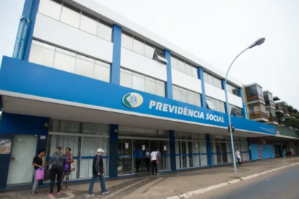Para ter direito a aderir ao acordo, quem foi lesado pelas associações envolvidas no esquema deverá entrar em contato diretamente com o INSS, por meio dos canais de atendimento do órgão. A adesão será voluntária. Após análise do pedido, o aposentado entrará na lista de pessoas que terão direito ao ressarcimento.