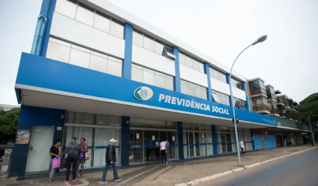 Para ter direito a aderir ao acordo, quem foi lesado pelas associações envolvidas no esquema deverá entrar em contato diretamente com o INSS, por meio dos canais de atendimento do órgão. A adesão será voluntária. Após análise do pedido, o aposentado entrará na lista de pessoas que terão direito ao ressarcimento.